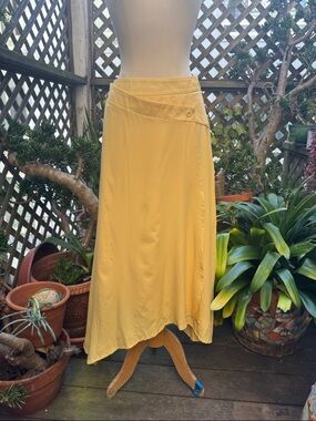 Yellow Wrap-Style Women's Skirt.           Size Large. Unbranded.
